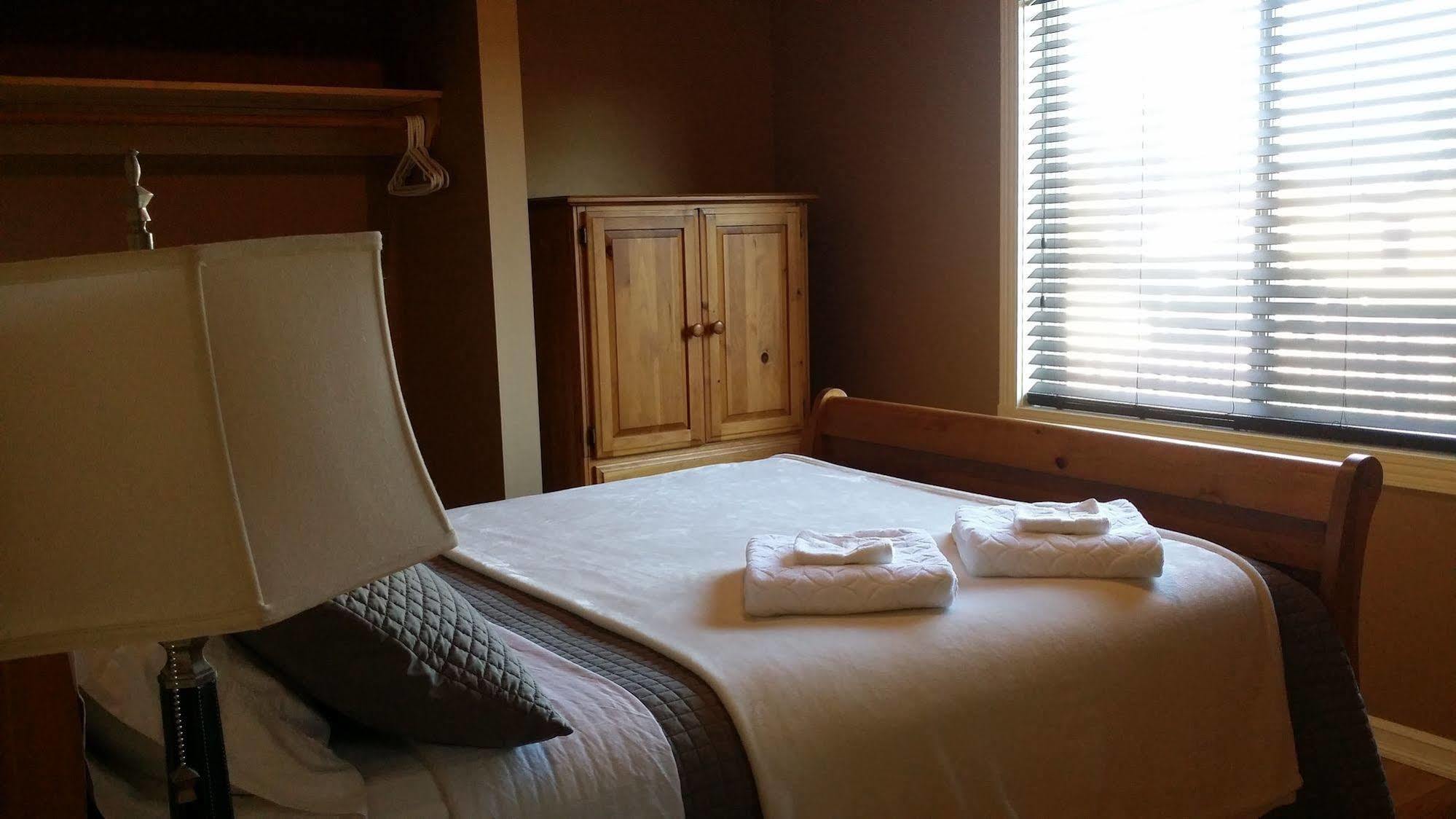 Eileen'S Bed & Breakfast/Guest House Hay River Exterior photo